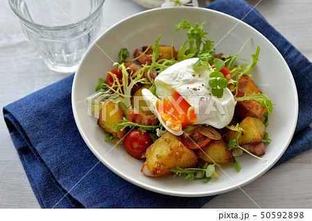 温かいポテトサラダとポーチドエッグ 温かいポテトサラダとポーチドエッグ 50592898