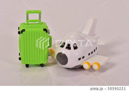 玩具の飛行機とキャリーケース  50593221