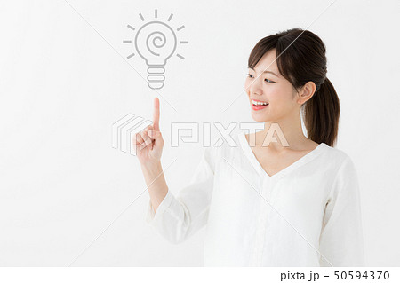 女性　指差し 50594370