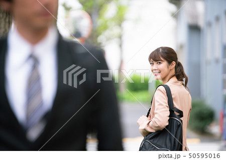 街角ですれ違う若い男女 50595016