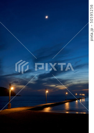 千葉県　原岡海岸　岡本桟橋　夕景 50595256