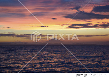 上総湊海水浴場から富士山を望む夕暮れ 50595392