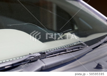 飛び石による自動車のフロントガラスの破損 飛び石による自動車のフロントガラスの破損 50595595
