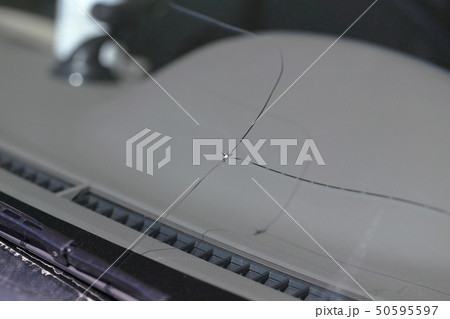 飛び石による自動車のフロントガラスの破損 50595597