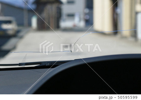 飛び石による自動車のフロントガラスの破損 50595599