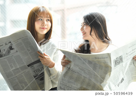 窓辺で新聞を読む女性二人 窓辺で新聞を読む女性二人 50596439