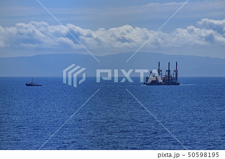 海上をゆく浚渫船（しゅんせつせん） 50598195