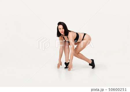 fit young woman in start position ready for run fit young woman in start position ready for run 50600251