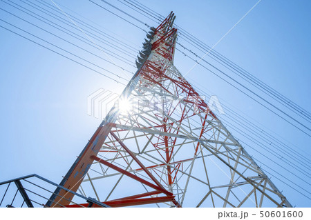 爽やかな青空と送電線の鉄塔 爽やかな青空と送電線の鉄塔 50601600