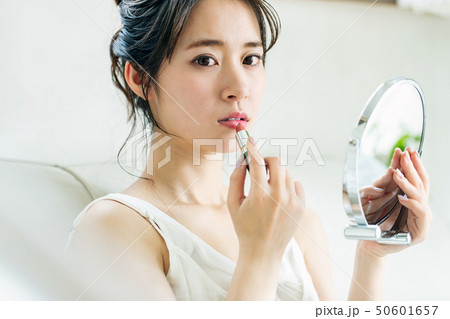 女性 メイク 化粧 リップ 口紅 女性 メイク 化粧 リップ 口紅 50601657