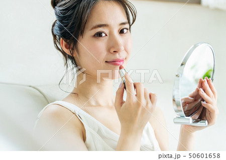 女性 メイク 化粧 リップ 口紅 50601658