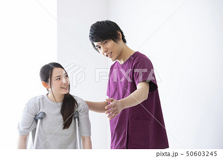 松葉杖の女性 50603245