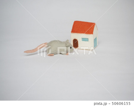 フェルト作品　ねずみと家 50606155