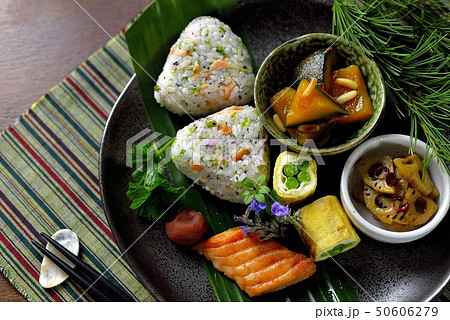 おにぎり、お惣菜盛り合わせ 50606279
