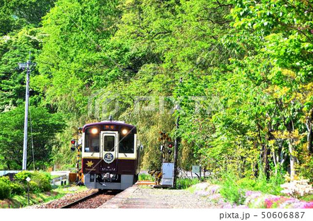 わたらせ渓谷鉄道上神梅ホームより下りディーゼル列車 50606887