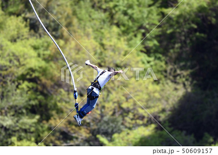 バンジージャンプをする男性 バンジージャンプをする男性 50609157
