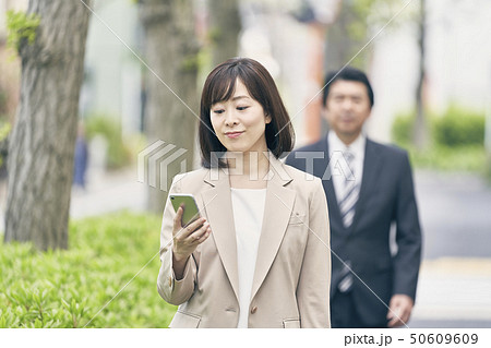 スマホを見るビジネスマン　女性 50609609