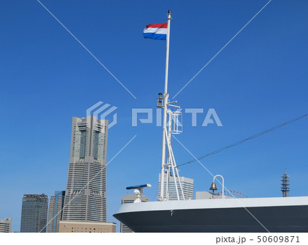 青空に揚がるオランダ国旗 青空に揚がるオランダ国旗 50609871