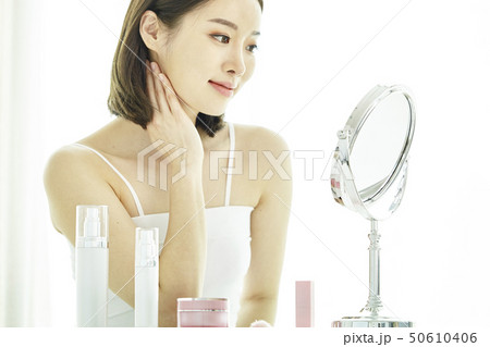 ビューティー スキンケア 若い女性 50610406