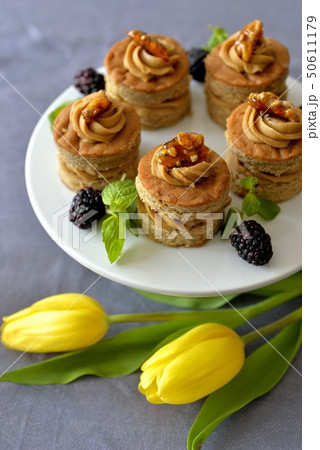 コーヒーとクルミのケーキ／coffee and walnut cakes 50611179