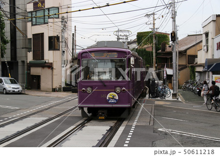 踏切を経て嵐山方面行の西院駅へ入線する京福電気鉄道モボ501形電車嵐電502号　駅のホームより撮影 50611218