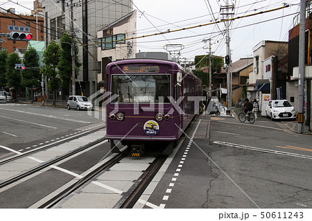 踏切を渡り嵐山方面行の西院駅へ入線する京福電気鉄道モボ501形電車嵐電502号　駅のホームより撮影 50611243