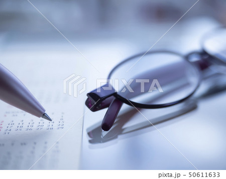 ビジネスイメージ・カレンダー・メガネ・女性 50611633