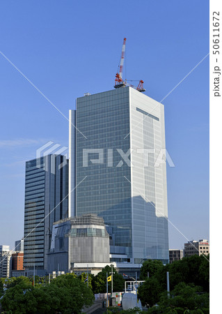 日本の横浜都市景観　横浜市新市庁舎などを望む 50611672