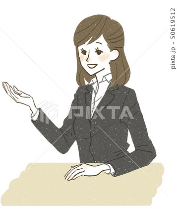 説明をするスーツ姿の女性 50619512