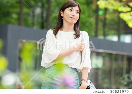 若いビジネスウーマン 東京 都会 通勤 日本人女性 若いビジネスウーマン 東京 都会 通勤 日本人女性 50621970