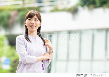 通勤するビジネスウーマン　東京　都会　日本人女性 50622788