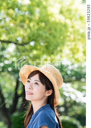 麦わら帽子をかぶった若い女性　新緑　夏　リゾート 50623295
