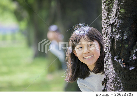 木の陰から顔を出す子供達 50623808