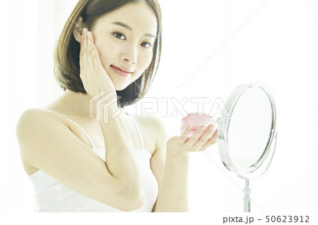 ビューティー スキンケア 若い女性 50623912
