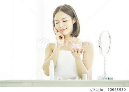 ビューティー スキンケア 若い女性 50623930