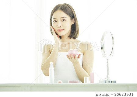 ビューティー スキンケア 若い女性 50623931