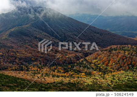 安達太良山山頂から見る雲流れる和尚山 安達太良山山頂から見る雲流れる和尚山 50624549