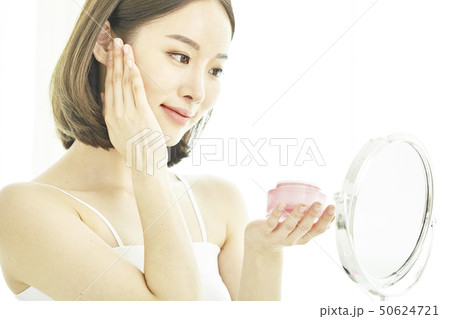 ビューティー スキンケア 若い女性 50624721