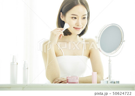 ビューティー スキンケア 若い女性 50624722
