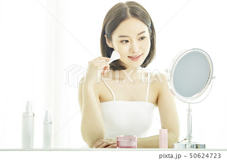 ビューティー スキンケア 若い女性 50624723