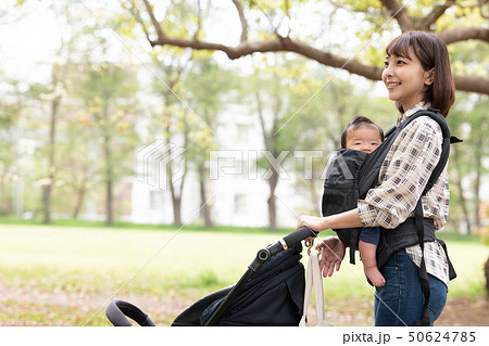 ベビーカーを押す母親　赤ちゃん　散歩　抱っこ紐 50624785