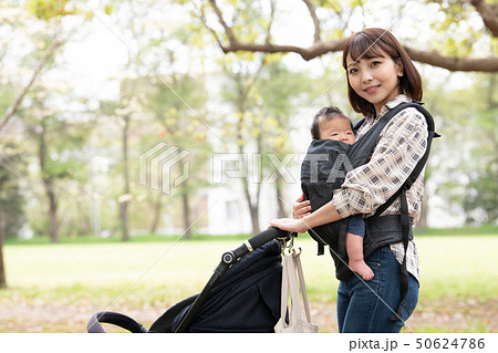 ベビーカーを押す母親 赤ちゃん 散歩 抱っこ紐 ベビーカーを押す母親 赤ちゃん 散歩 抱っこ紐 50624786