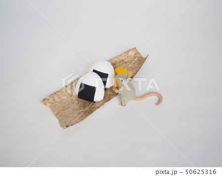 フェルト作品　ねずみとおにぎり 50625316