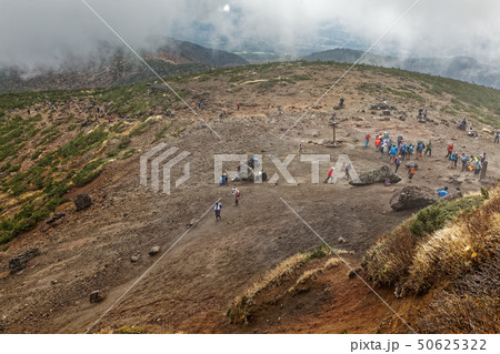 安達太良山山頂広場の登山者 50625322