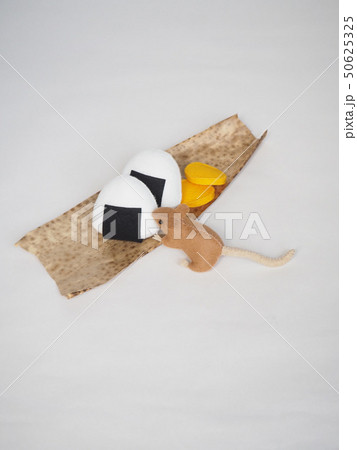 フェルト作品　ねずみとおにぎり 50625325