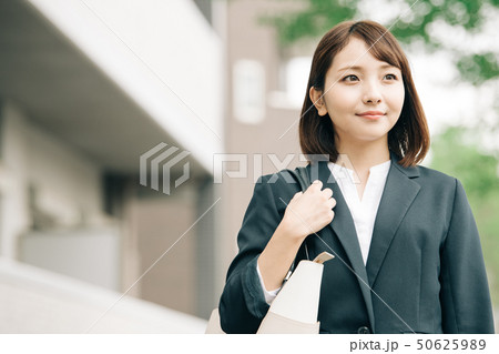 スーツを着たビジネスウーマン 屋外 日本人女性 スーツを着たビジネスウーマン 屋外 日本人女性 50625989
