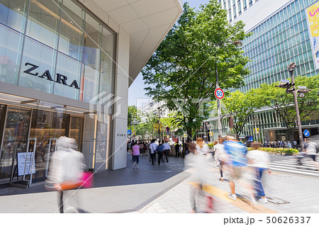 名古屋市中区栄 大津通り 歩行者天国 歩行者天国 Zara 名古屋栄の写真素材