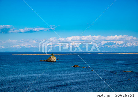 雨晴海岸 男岩と立山連峰 2019.04　a 50626551