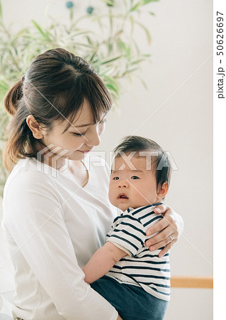 赤ちゃんを抱く母親 日本人親子 子育て 育児の写真素材 [50626697] - PIXTA