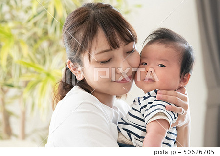 赤ちゃんを抱く母親 日本人親子 子育て 育児 50626705